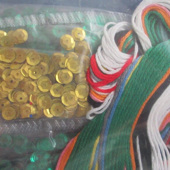 Bucilla Jungle Bells Animals 43" Round Felt Christmas Tree Skirt Kit 83020 NEW - Picture 8 of 13